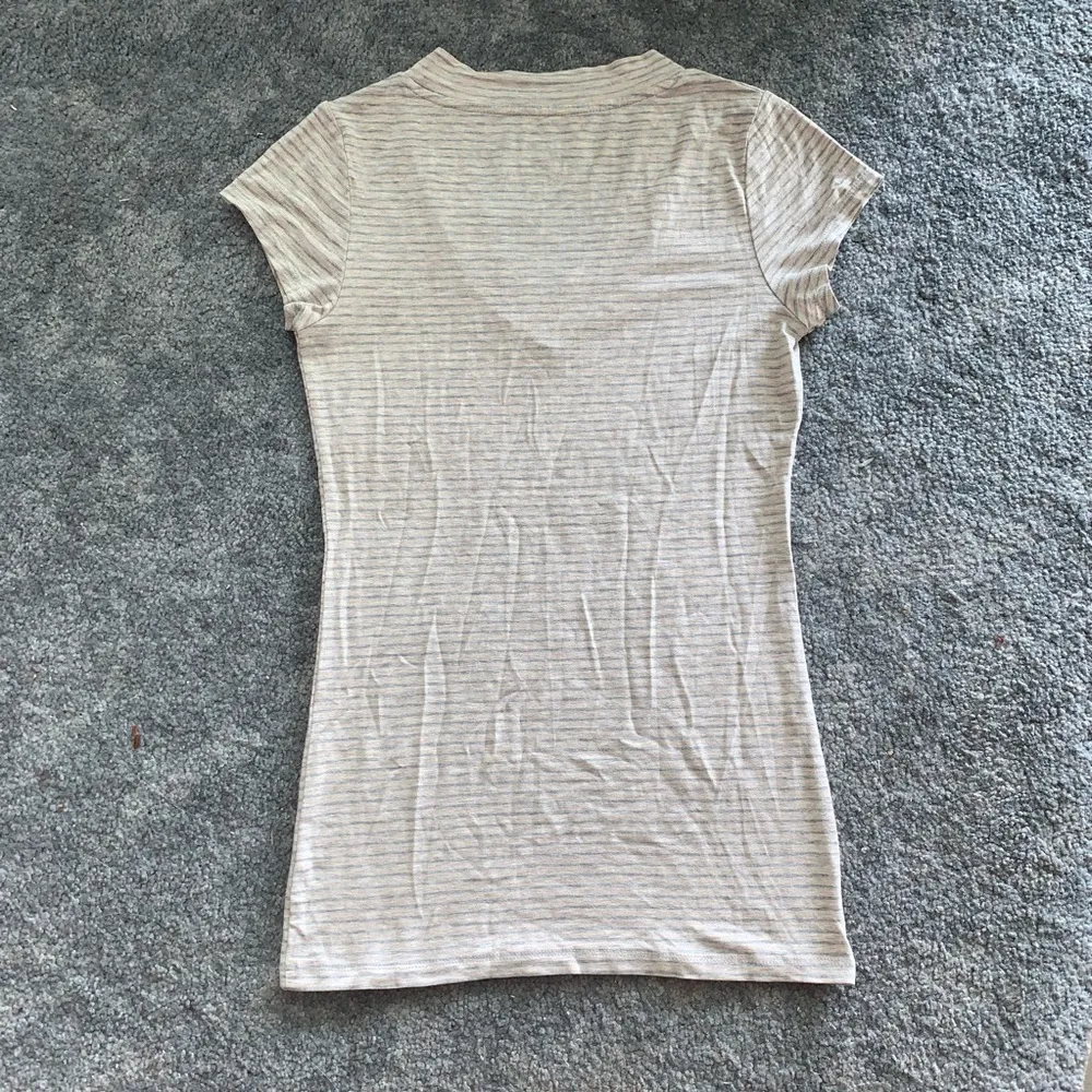 NWOT Mossimo V neck short sleeve t shirt Size XS - Image 2