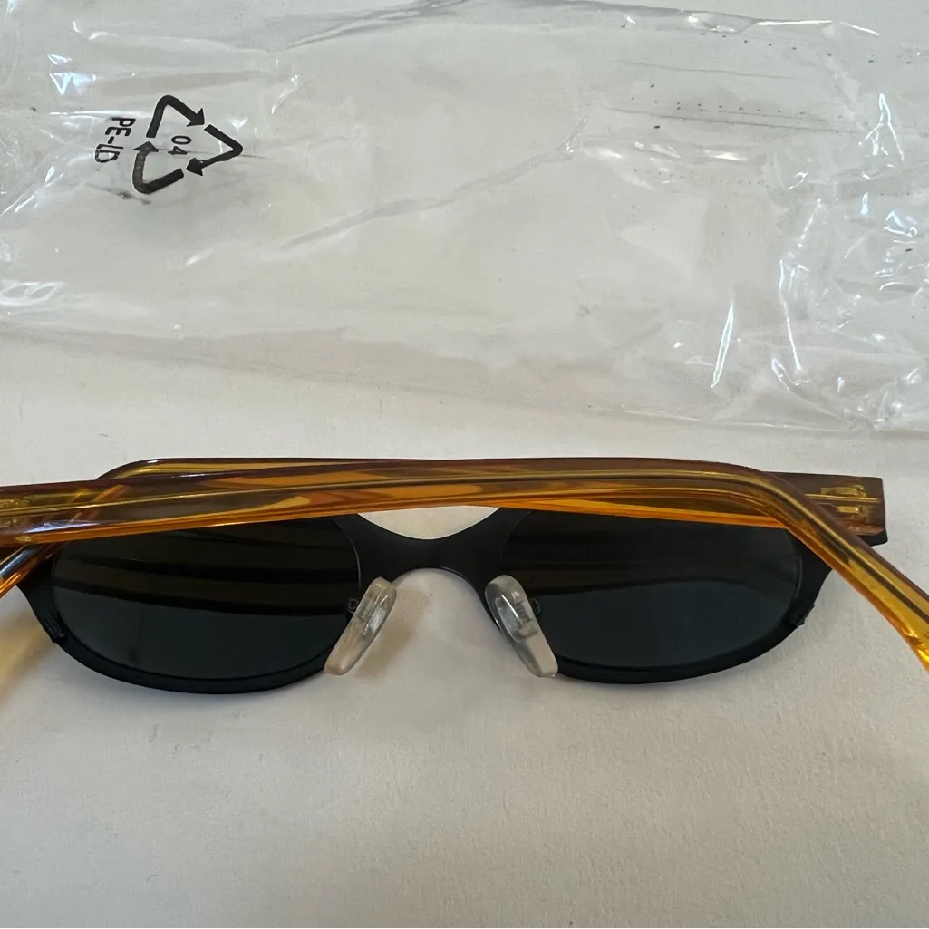 LOT OF 2 BLACK UNISEX SUNGLASSES BLOCKS 95% UVB 60% UVA NEW IN PLASTIC PACK - Image 6