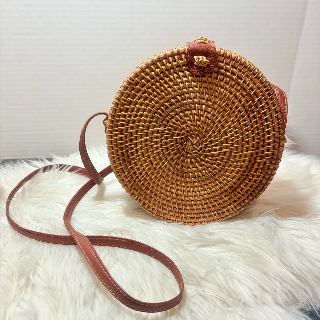 Beautiful Round Tan Rattan Crossbody Bag - Image 3