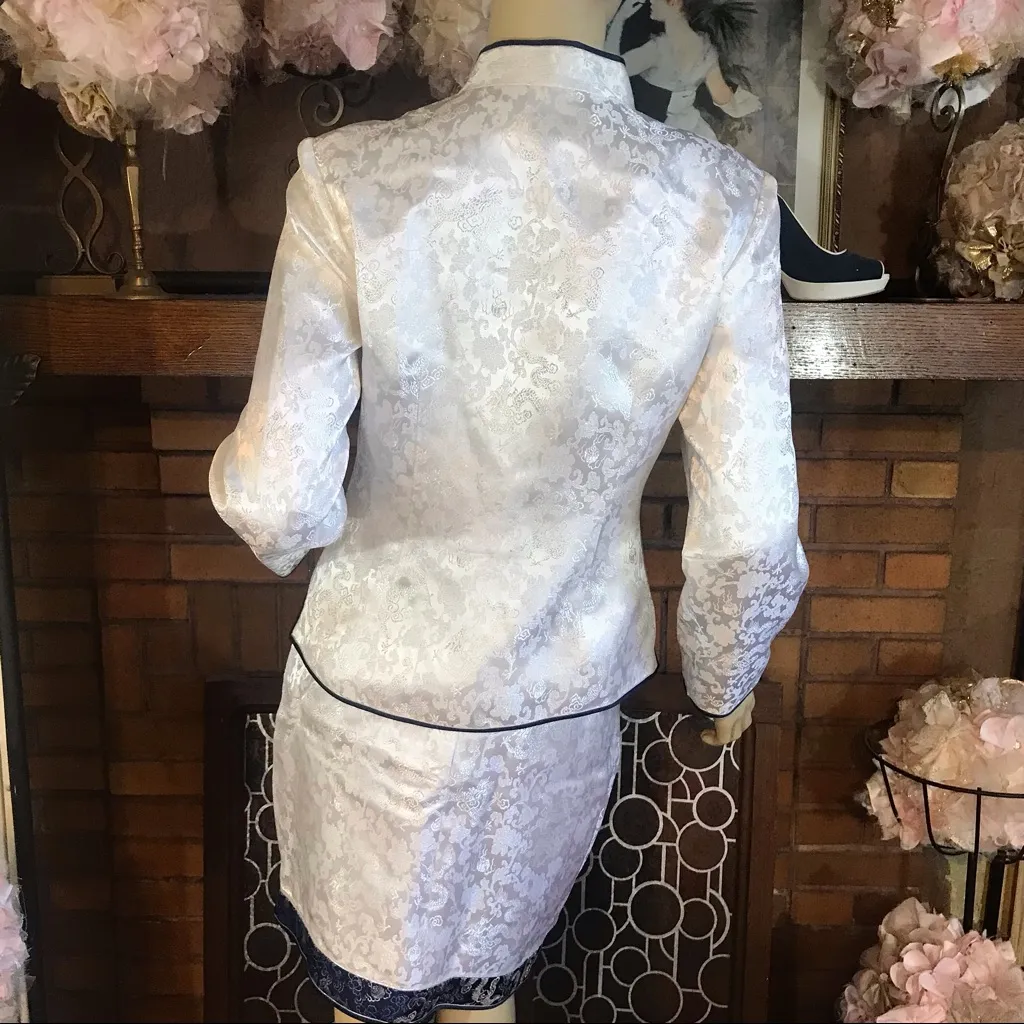 VINTAGE WHITE BROCADE WITH BLUE ACCENTS ASIAN - Image 3