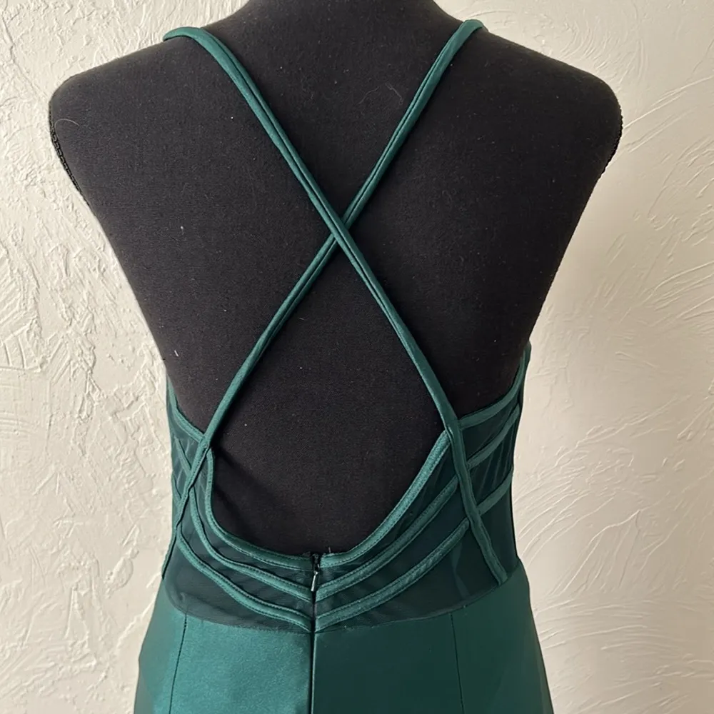 Emerald green mesh criss cross strap mermaid structured black tie gown - Image 7