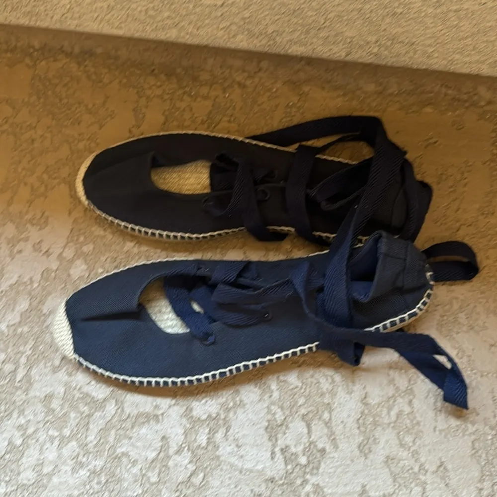 Canvas Lace - Image 3