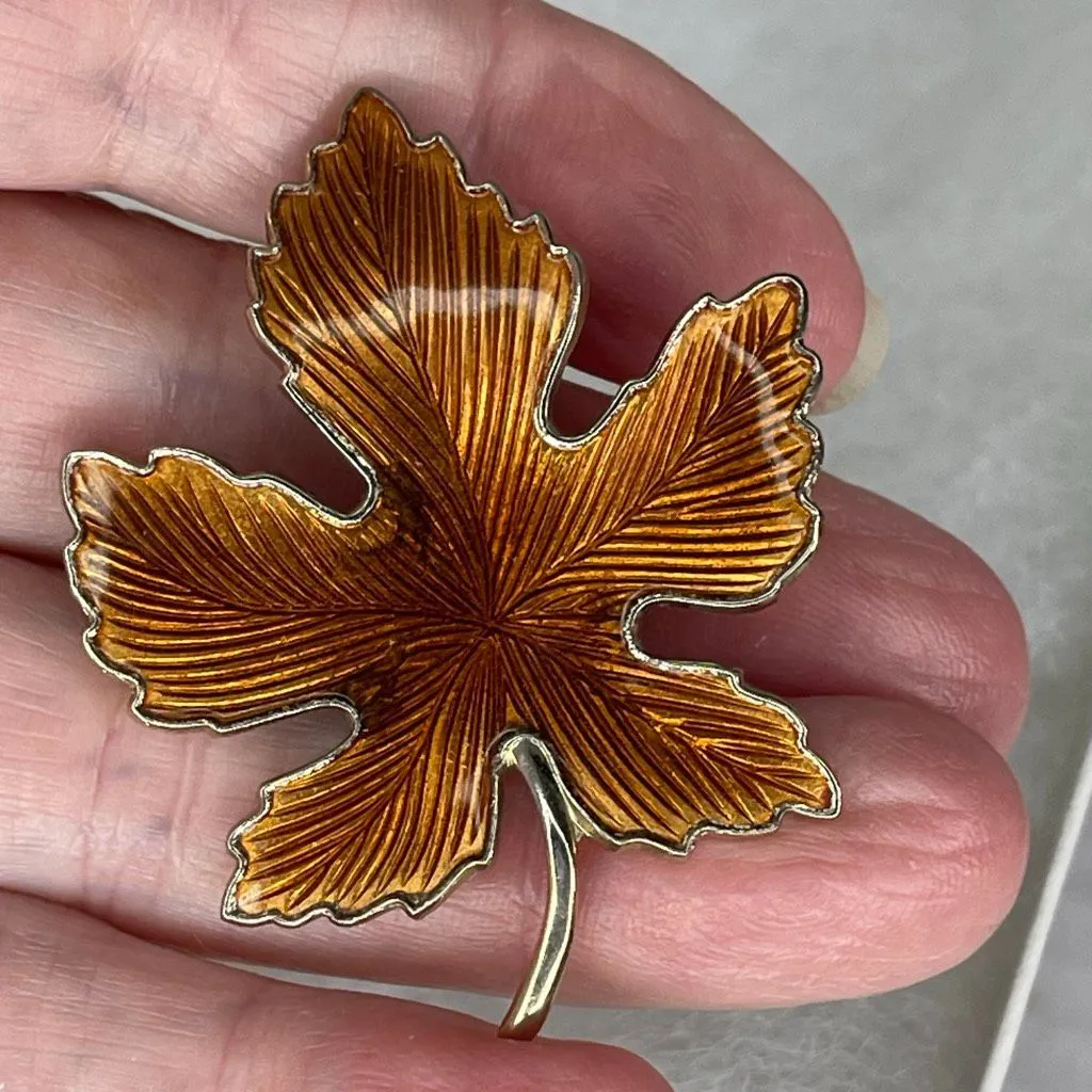 Vintage enamel maple leaf brooch. Gold - Image 2