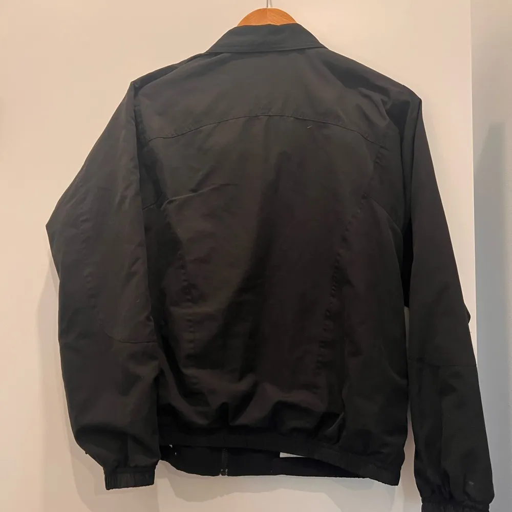 Koret 80s Style Black Windbreaker Style Jacket Modern and Versatile - Image 3