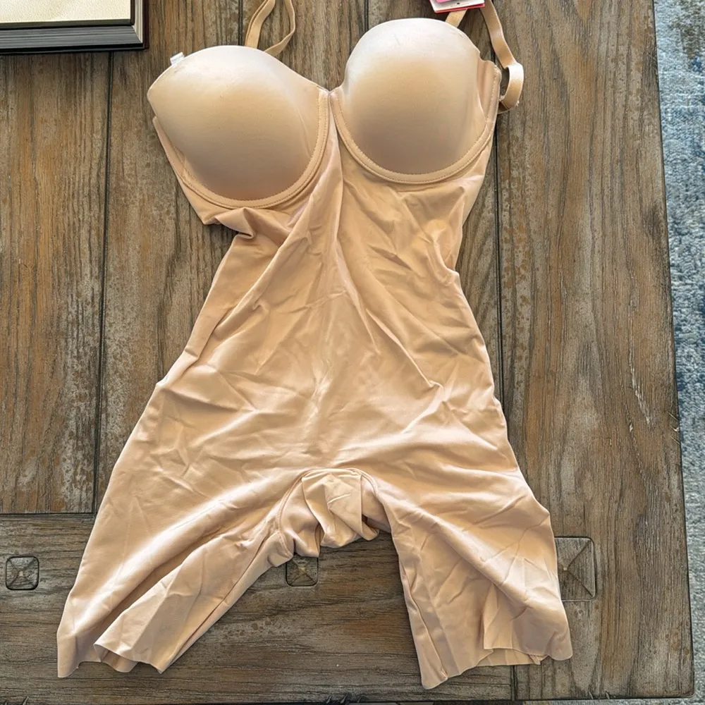 SPANXshape™ Suit Your Fancy
Strapless Cupped Mid-Thigh Bodysuit - Image 3