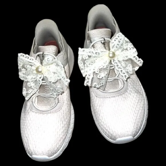 Cute as a button cream lace bow shoe clips! Size undefined - Image 4