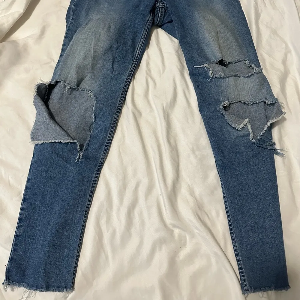 Calvin Klein Distressed Medium Wash High Rise Straight Leg Jeans size 25 - Image 4