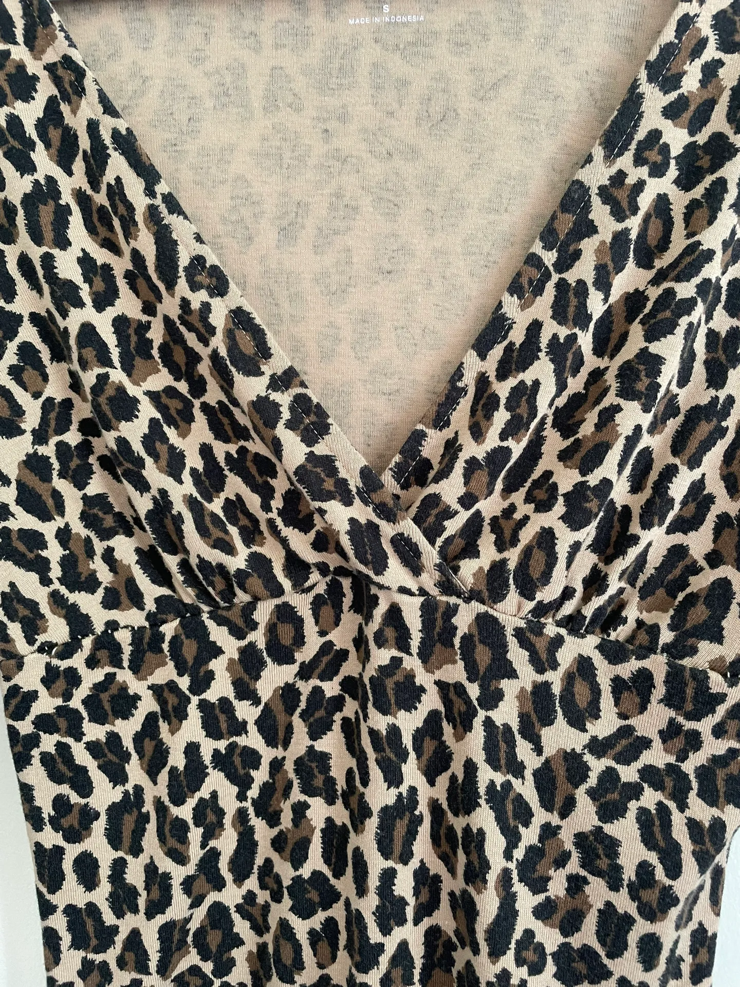 EXPRESS Sexy Basic Vneck Leopard Print - Image 4