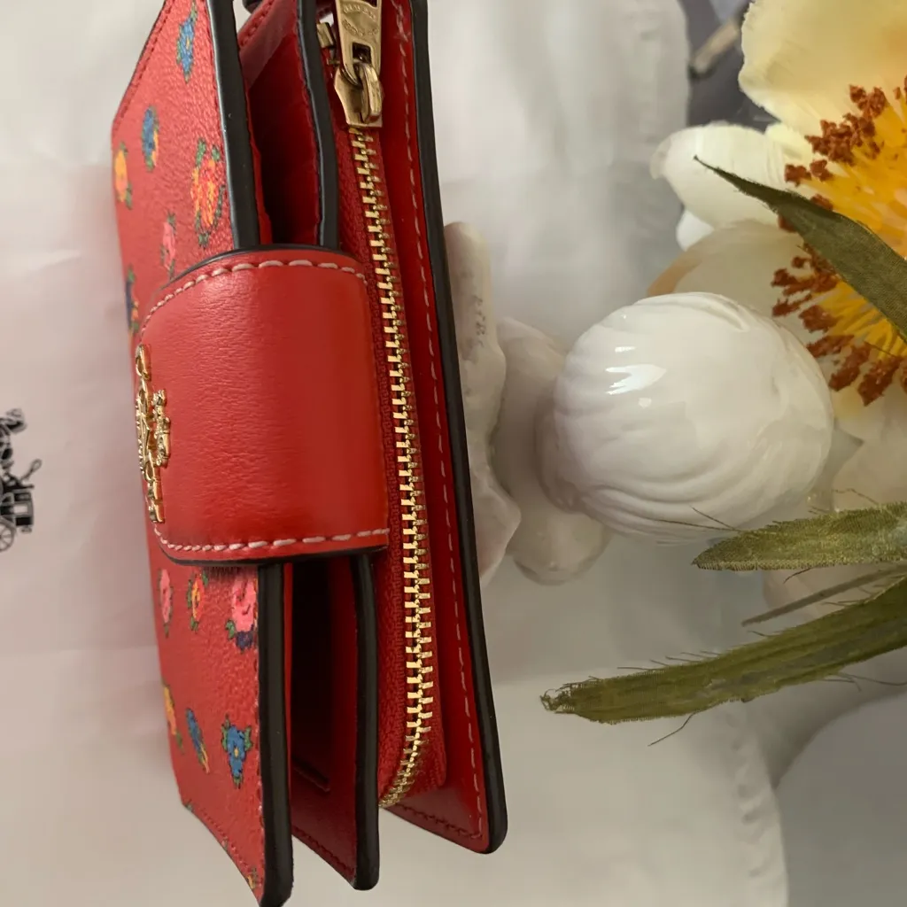 NWOT COACH  MEDIUM CORNER ZIP WALLET WITH MINI VINTAGE ROSE PRINT - Image 4