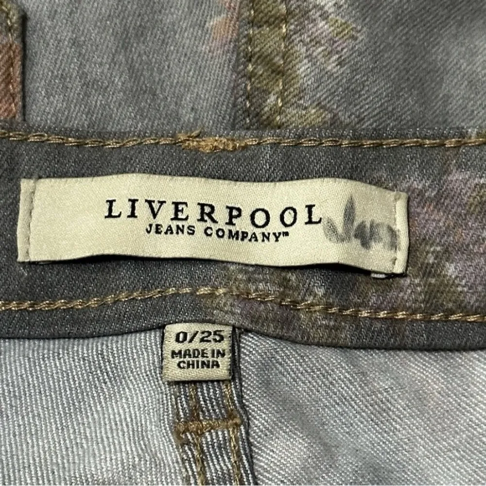 Liverpool Women’s Size 0 25 Faded Black Vintage Floral Cuffed Denim Jean Shorts - Image 3