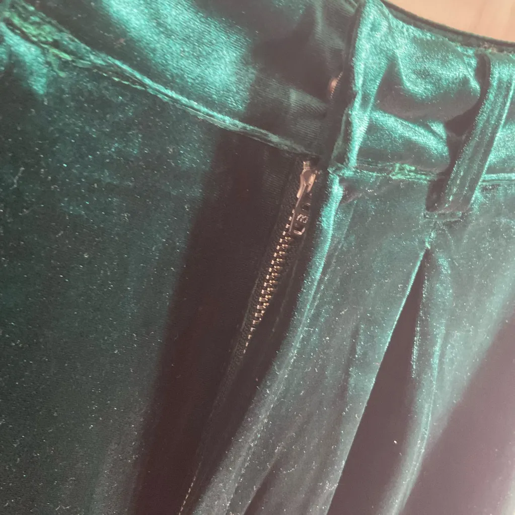 BlankNYC Emerald Green Velvet Wide Leg Trousers Side Slit Size 27 - Image 6