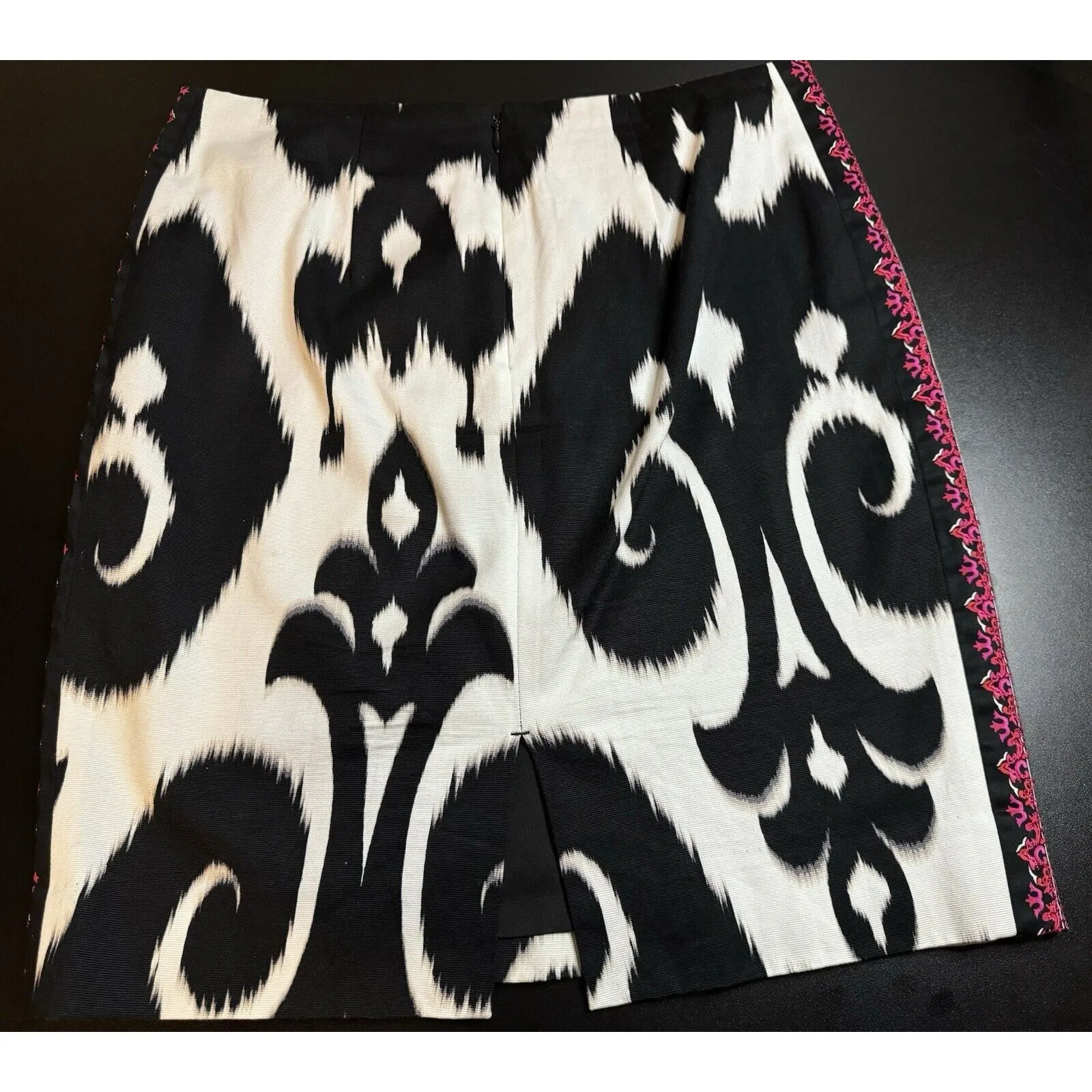 White House Black Market Woman’s  Ikat Pencil Skirt Pink Embroidered Size 0 - Image 2