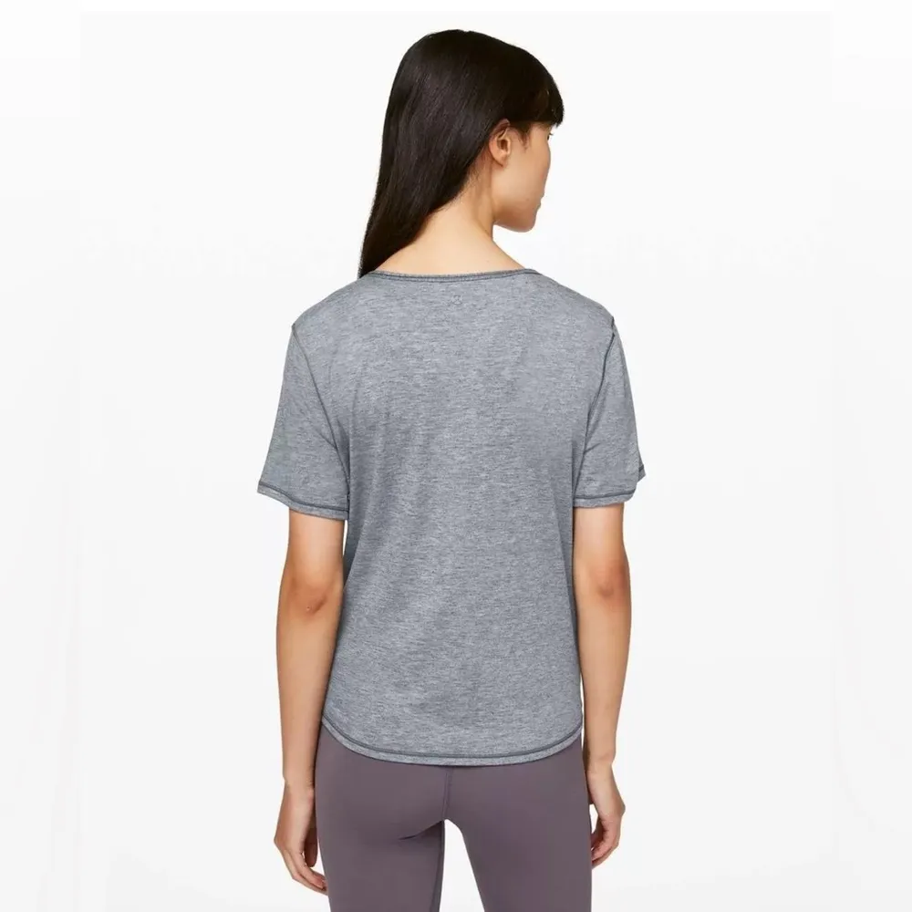 Lululemon Do the Daily Twist Front Short Sleeve T-Shirt Size 4 Active Gym Gray - Image 2