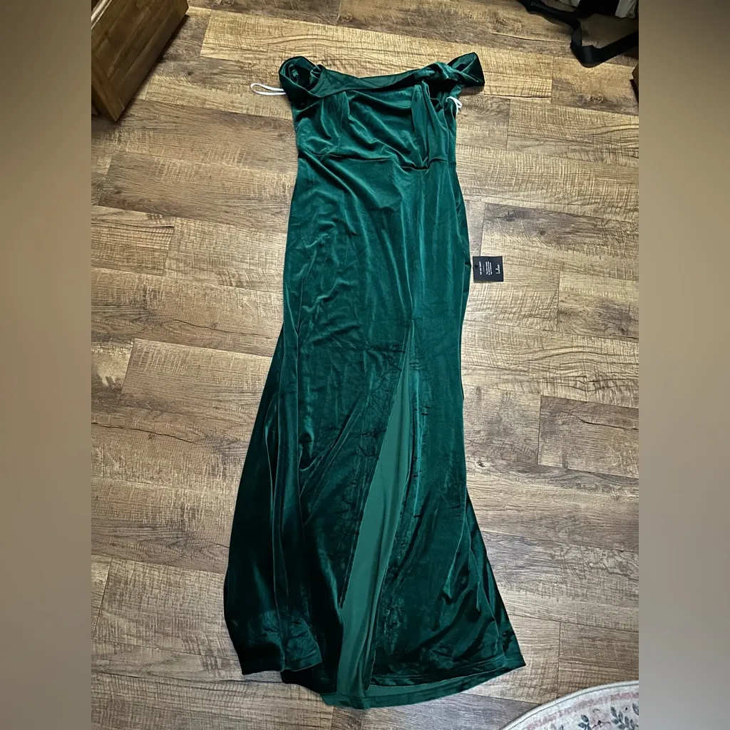 Lulus I'm Enchanted Emerald Green Velvet Off-the-Shoulder
Maxi Dress - Image 5