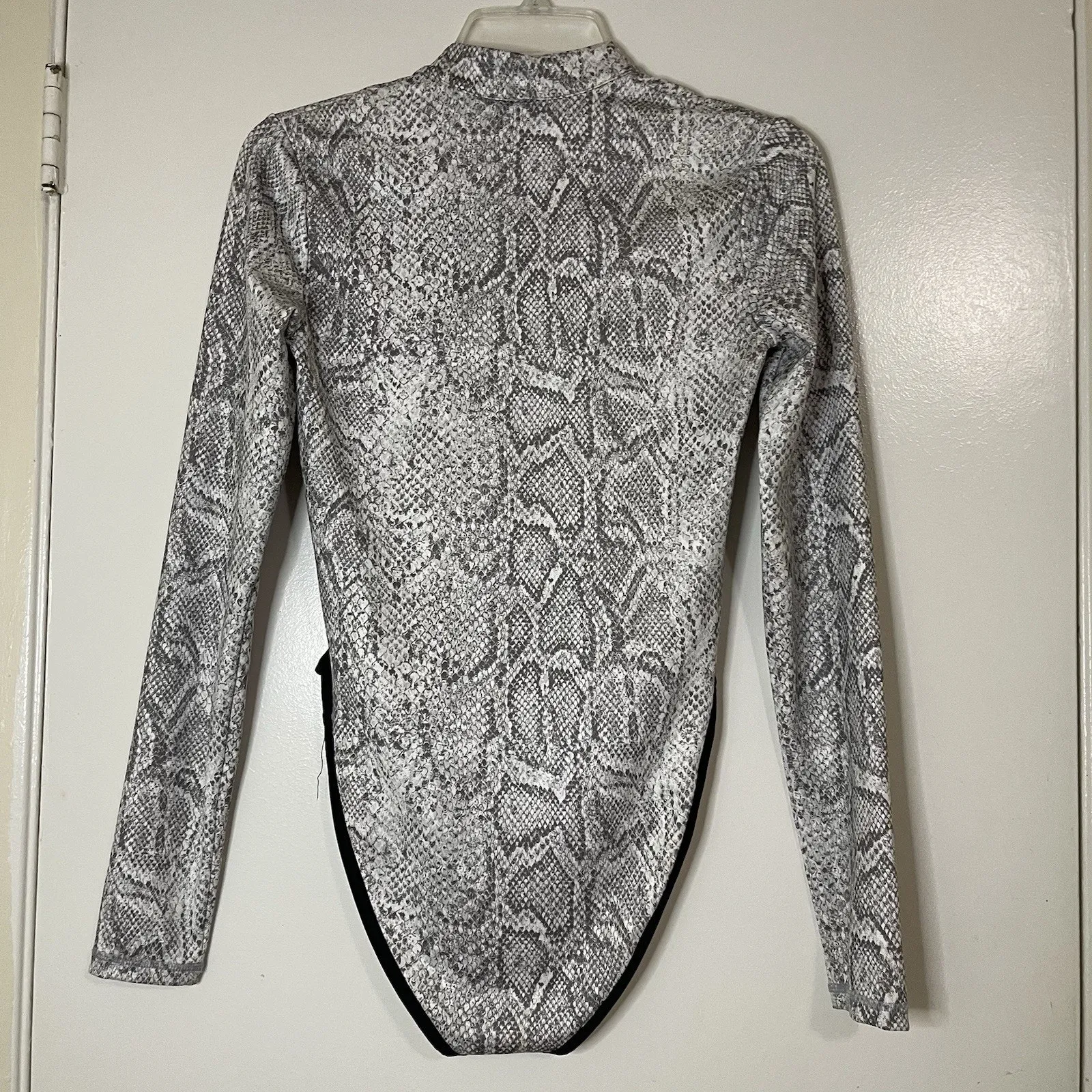 Nike  white python long sleeve bodysuit half zip size small - Image 6