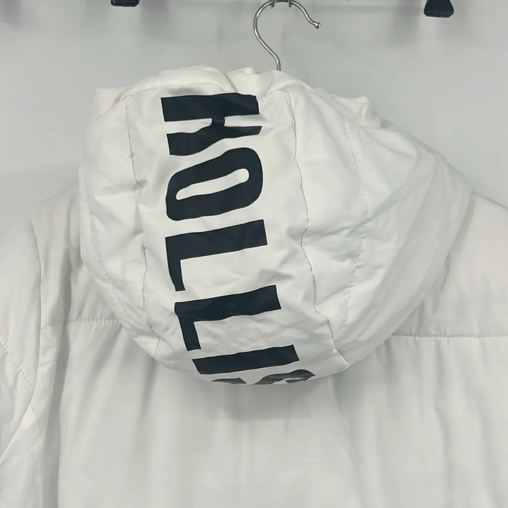 Hollister Women's White Hooded Puffer Jacket - Image 9