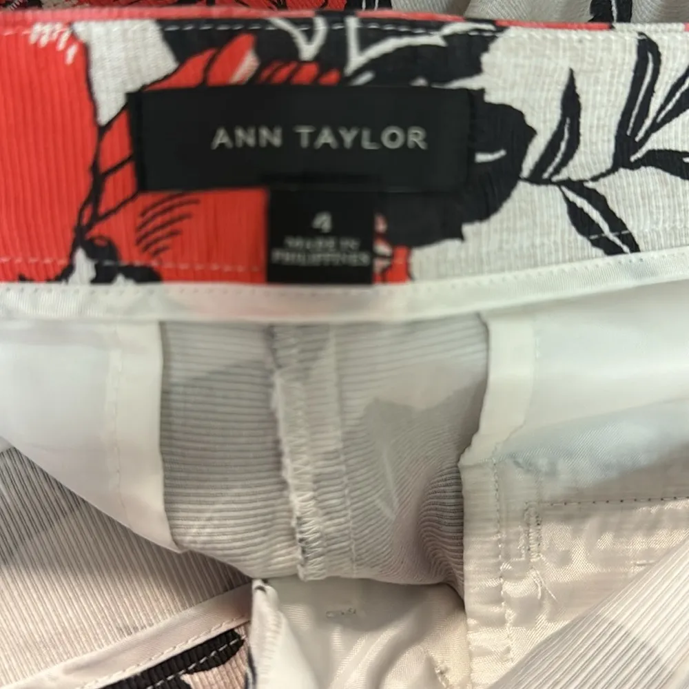 Beautiful Floral Ann Taylor Shorts - Image 9