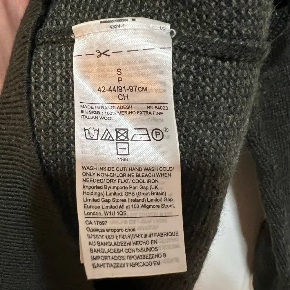 Banana Republic Italian merino wool sweater - Image 4