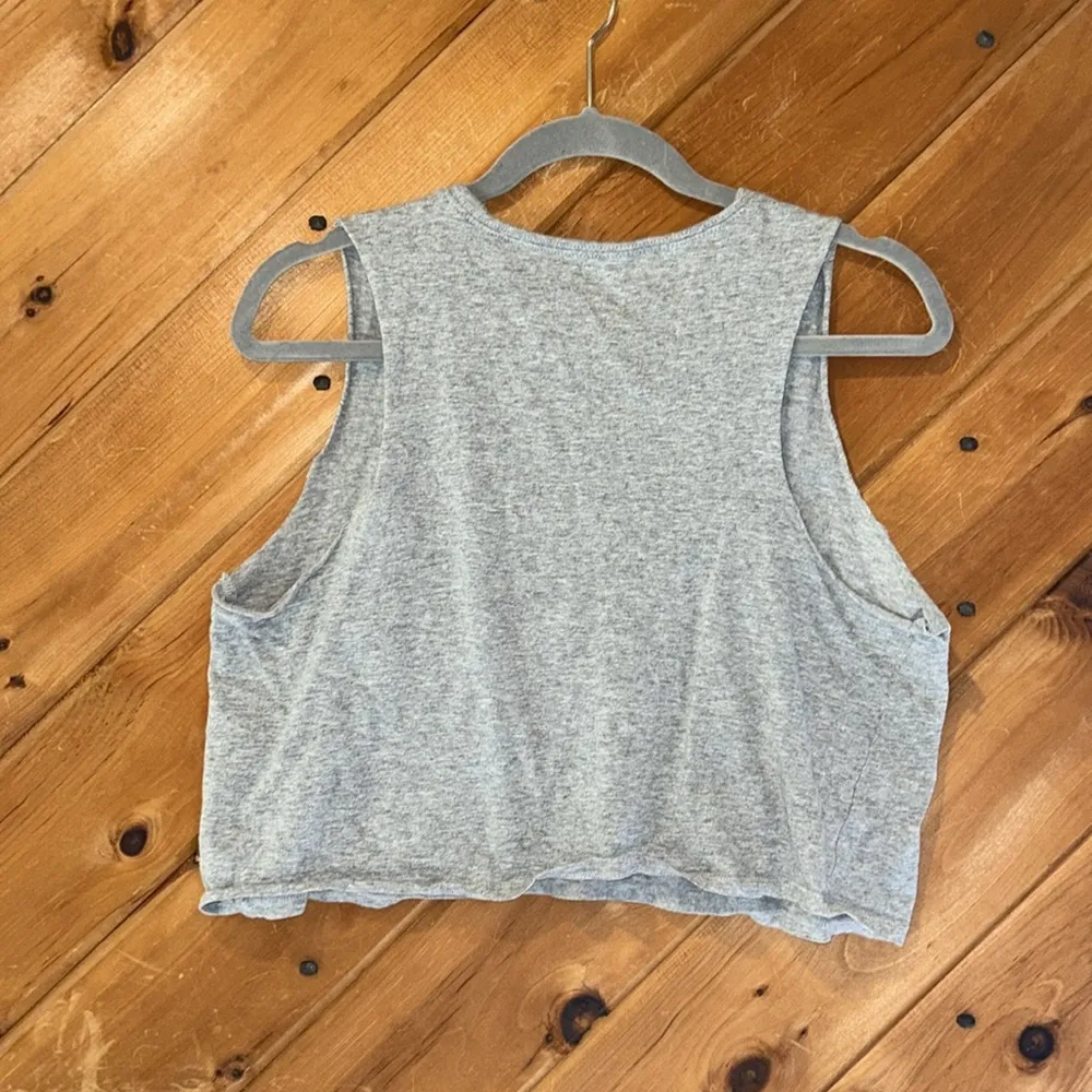 Outdoorsy mountain scene gray raw arm hem cropped tank top Size L - Image 4