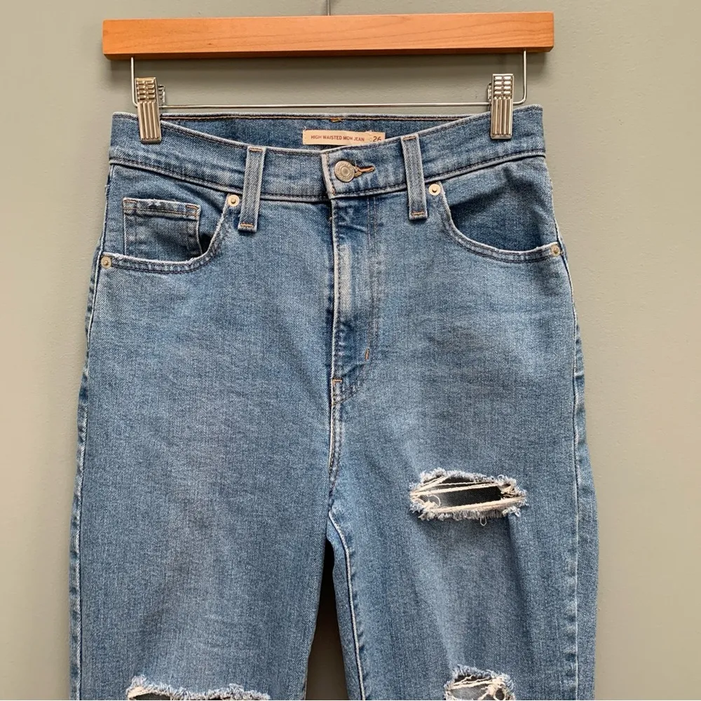 Levi’s High Rise Mom Jeans Distressed Blue 26 - Image 5