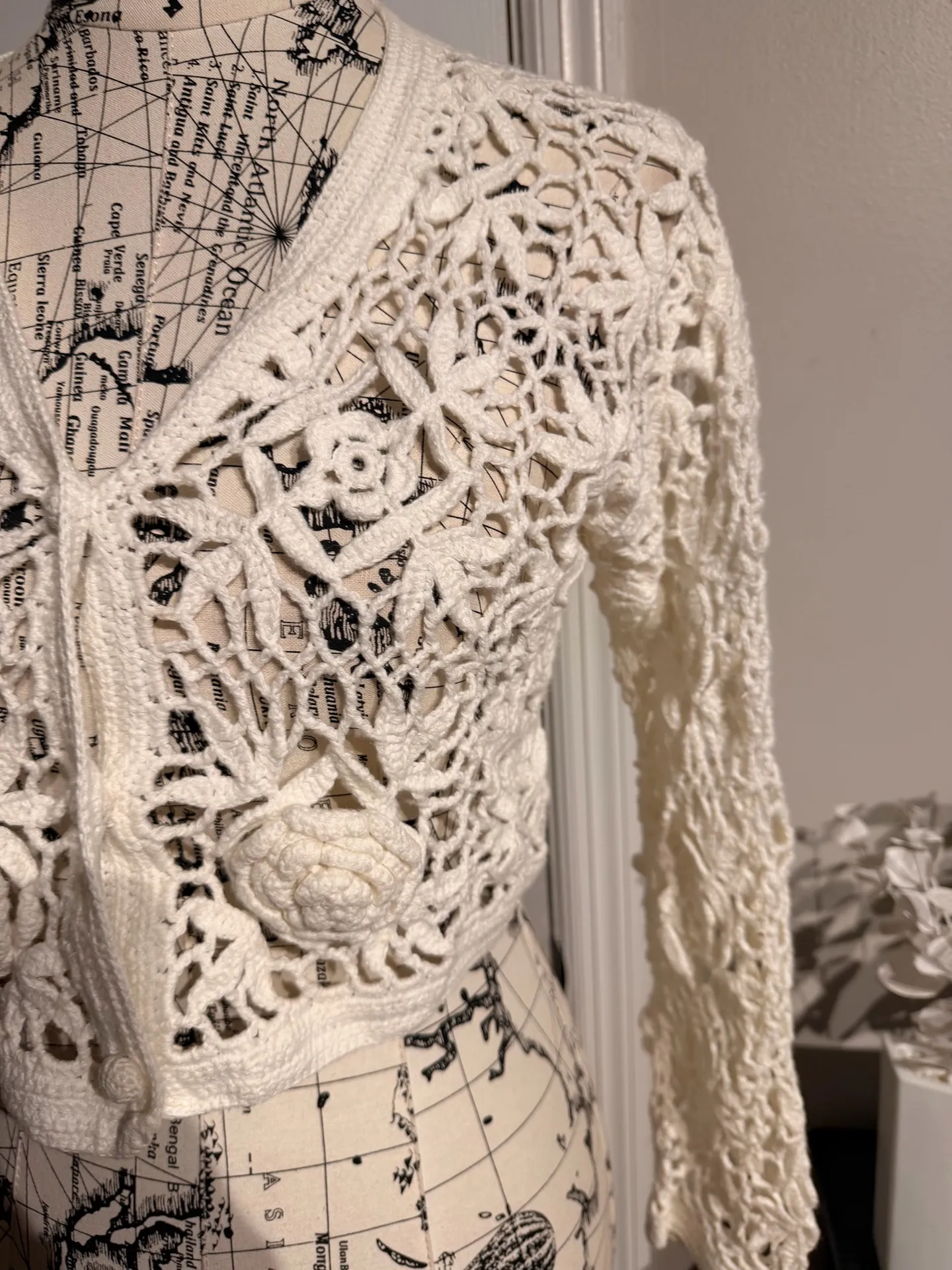 Contempo Vintage y2k Crochet Hand Knit floral appliqués Bolero Sweater Cardigan - Image 5