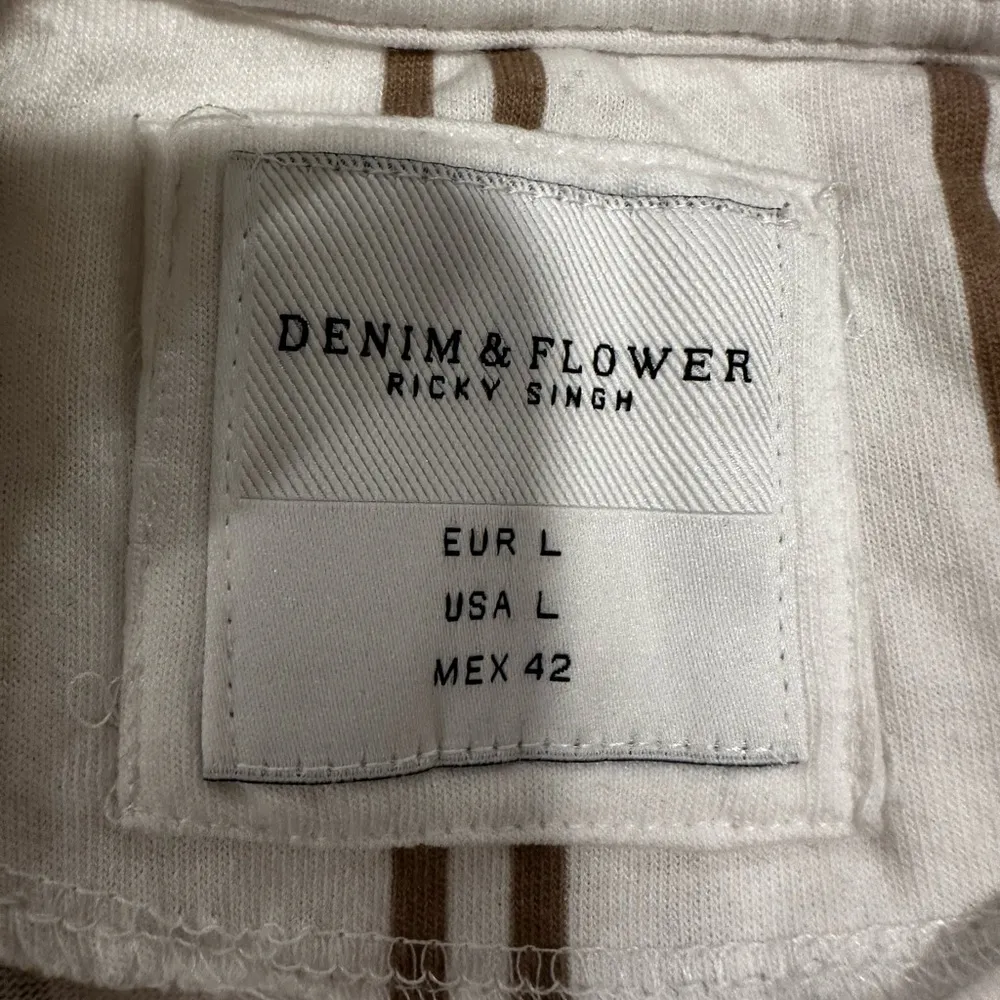 Denim Flower Ricky Singh Mens Sz: L White & Tan Vertical Striped Crew Neck Tee. - Image 7