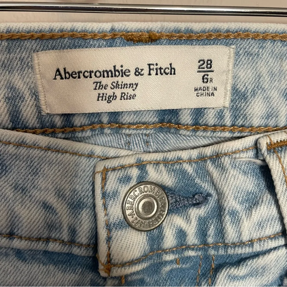 Abercrombie & Fitch The Skinny High Rise Front Slit Jeans Light wash - Image 9