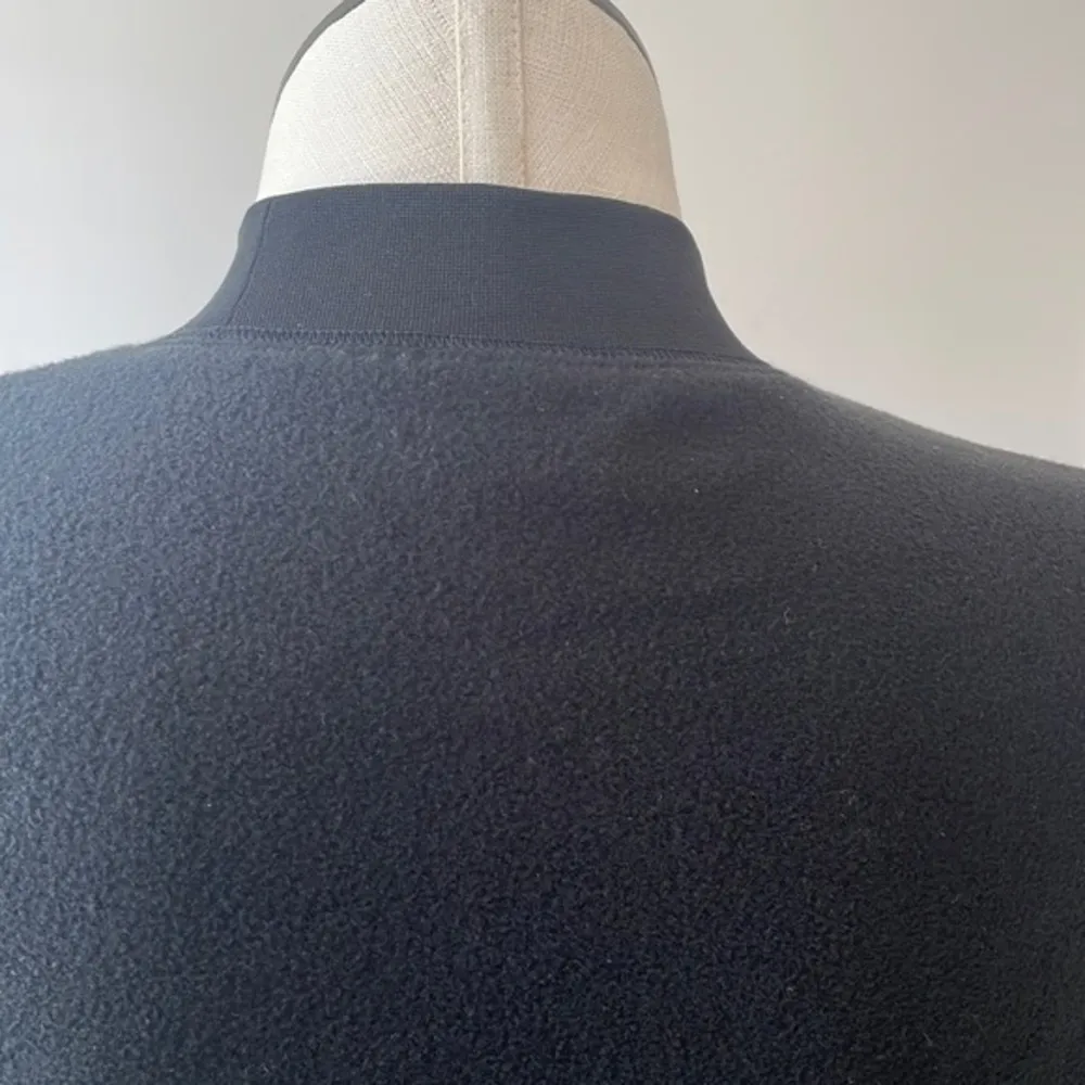 Abound sweater crop teddy bear long
sleeve crew neck NWT top black Sz Small - Image 3