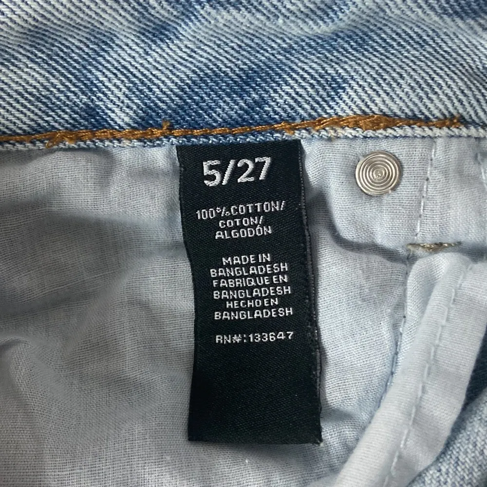 Celebrity Pink front distressed fringe hem light wash denim shorts size 5 - Image 4