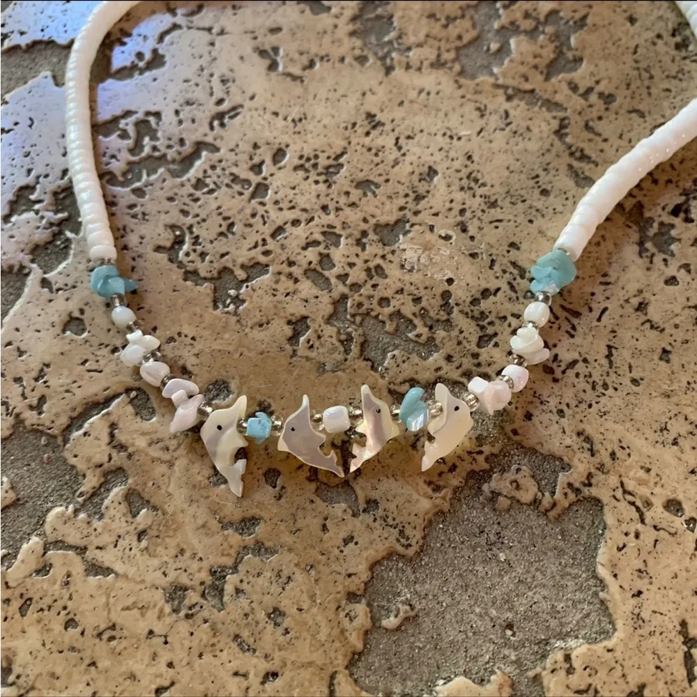 Vintage 90s Puka Shell Mother of Pearl Dolphin Necklace Hawaii White - Image 3