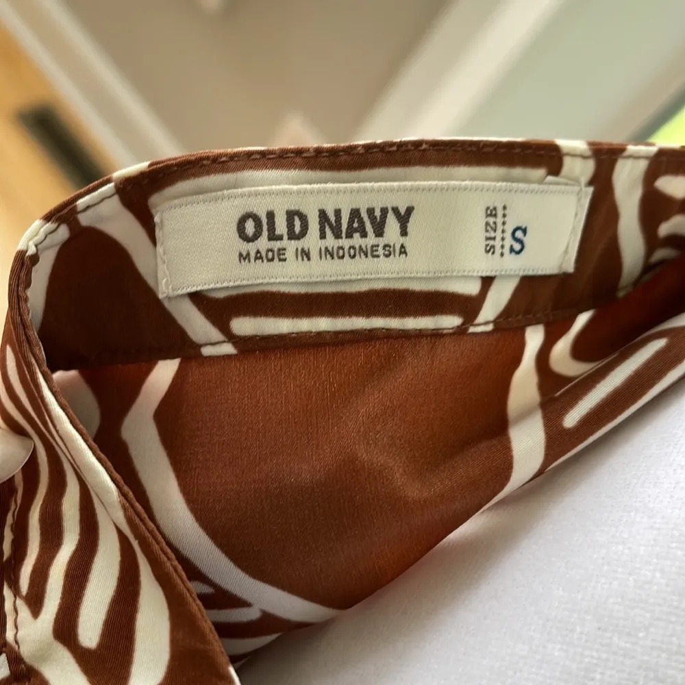 Old Navy Brown and White Printed Short Sleeve Square Neck Blouse Size Small - Image 2