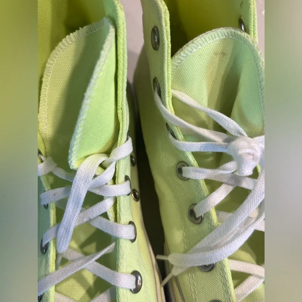 Converse Women's Chuck Taylor All Star Lift Platform High Volt‎ Size 8 Shoes Green - Image 5