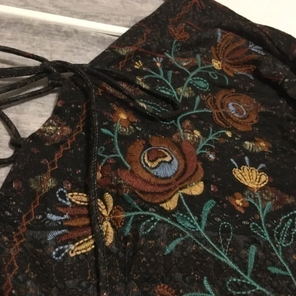 Maurices Floral Aztec Top size medium - Image 5