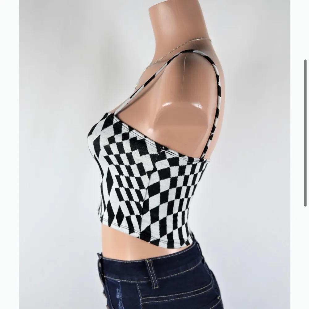 Fun cropped tank top - Image 2