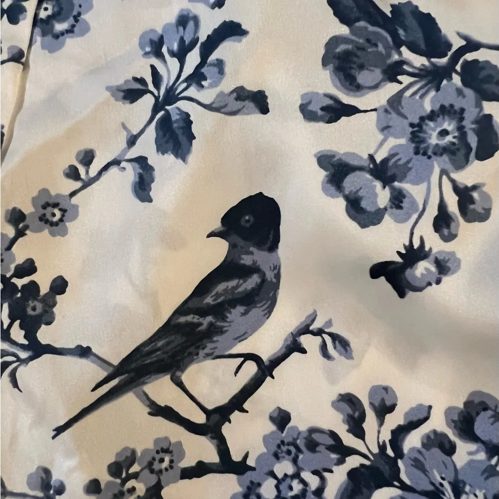 Abercrombie & Fitch
Sleepwear Blue White Floral Silky Robe Birds Size S/M
EUC - Image 6