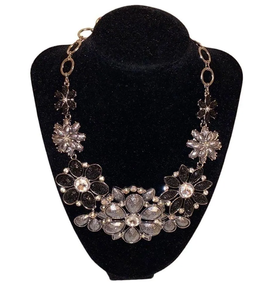 Amrita Singh black and grey floral stones with silver chain necklace. NWT. - Image 4