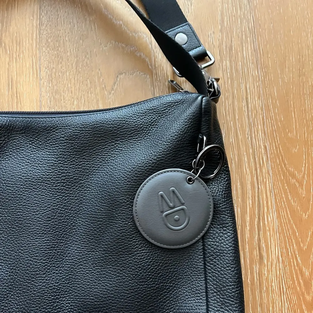 Mandarina Duck gently worn black leather bag with double strap - Image 4