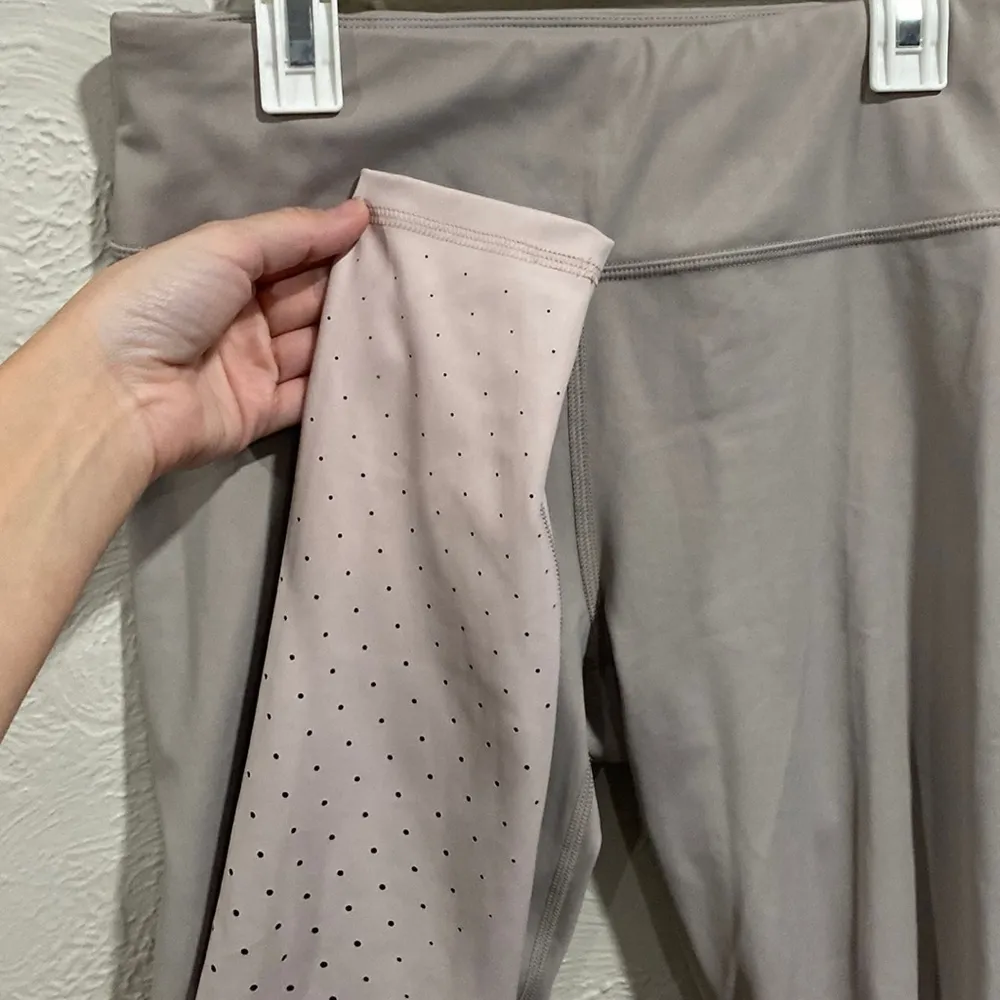 Athleta Ombre Laser Cut 7/8 Legging size small - Image 3