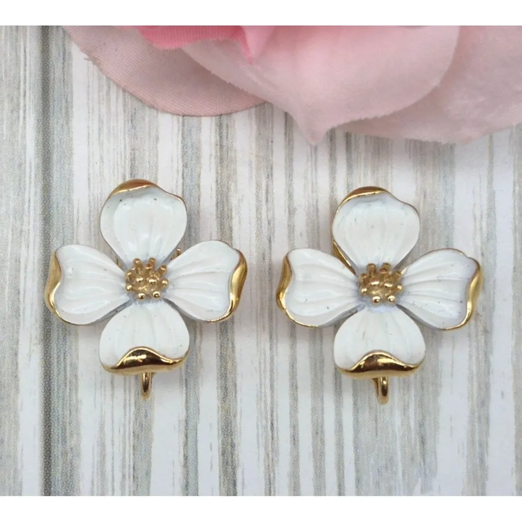 Vintage Crown Trifari White Enamel Dogwood Flower Gold Tone Clip - Image 3