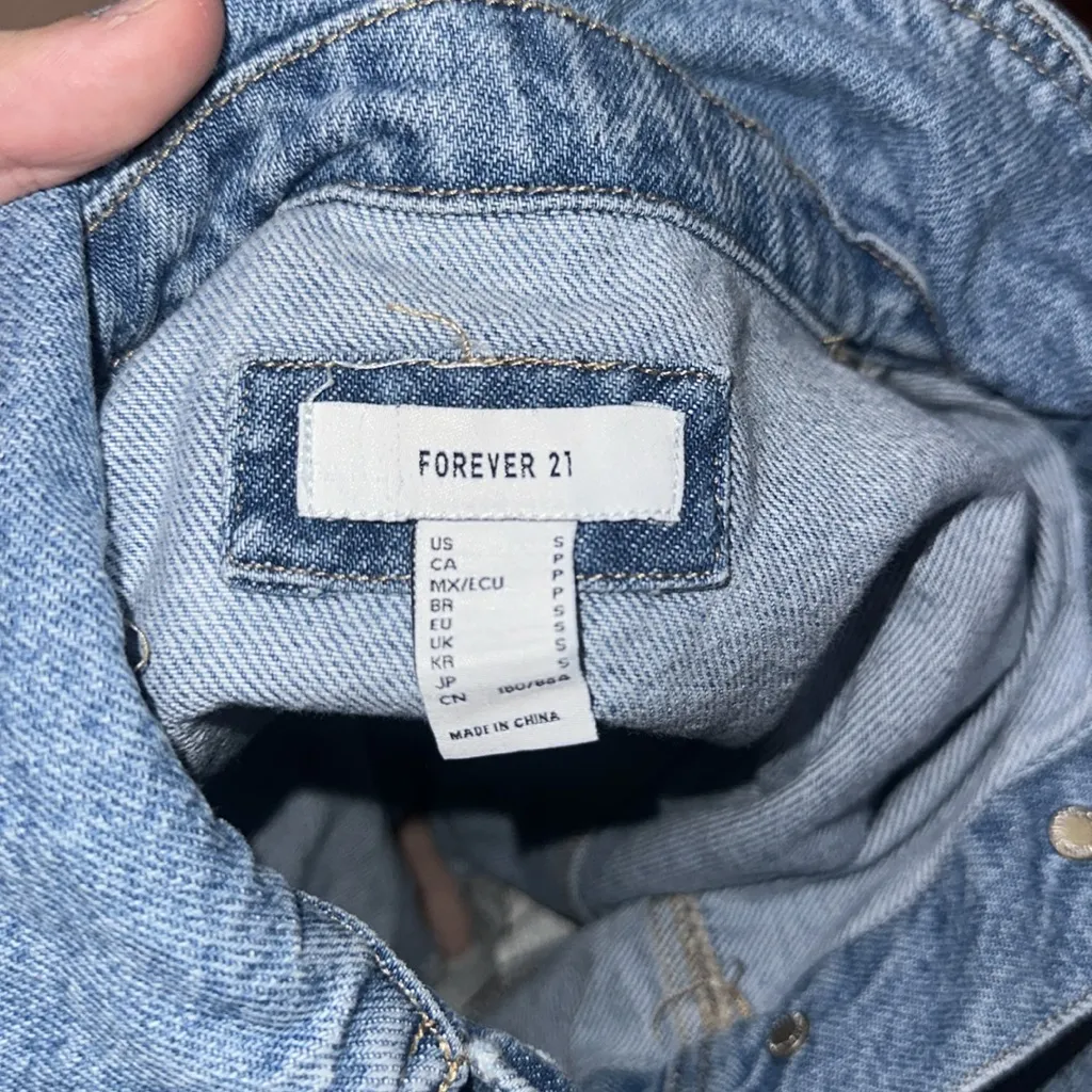 Forever 21 Cropped Denim Jacket - Image 5