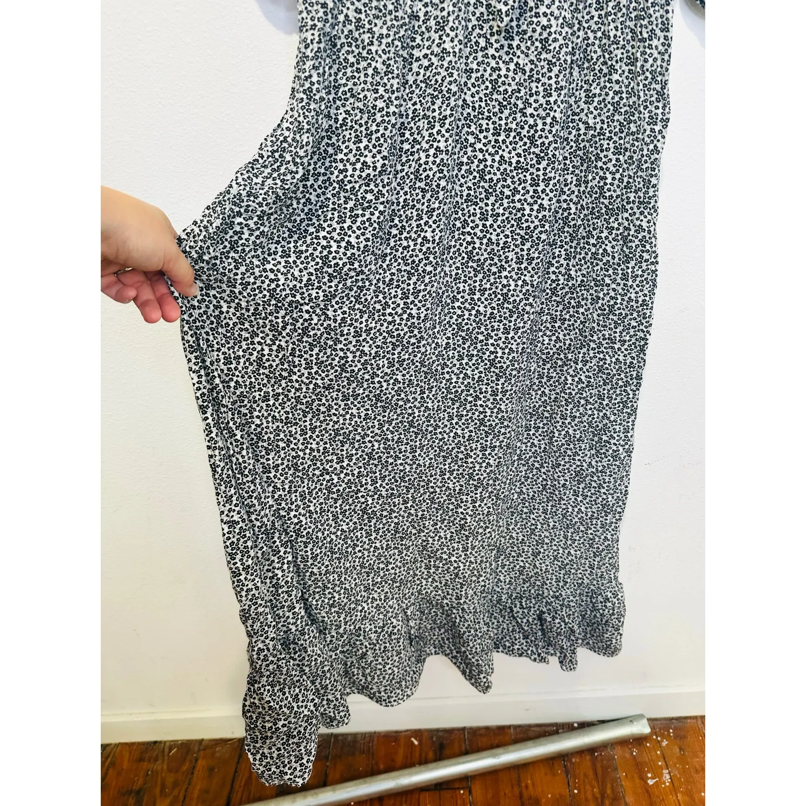 SLATE & WILLOW Women's White Black Ditsy Floral Tie Front Midi Dress Size Small - Image 6