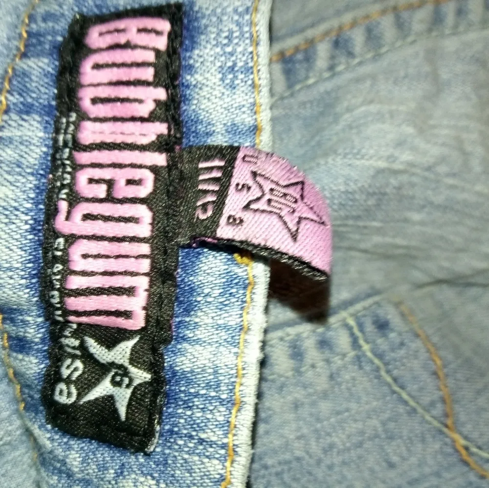 Bubblegum 12 Button Fly Jean Capris - Image 4