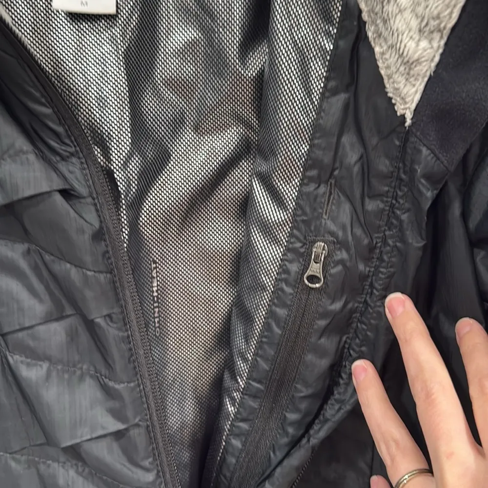Columbia Black and Grey Omni Heat Jacket Size Medium EUC - Image 9