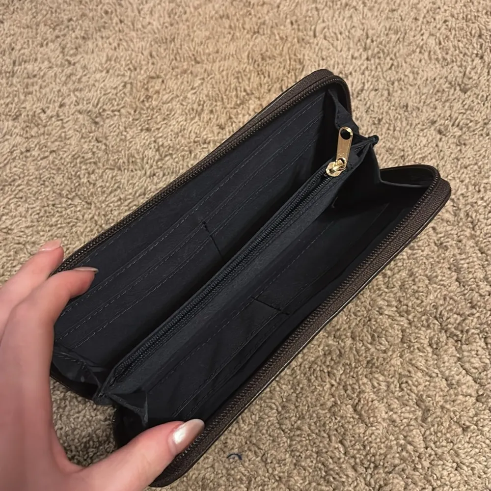 Like new Tommy Hilfiger wallet - Image 4