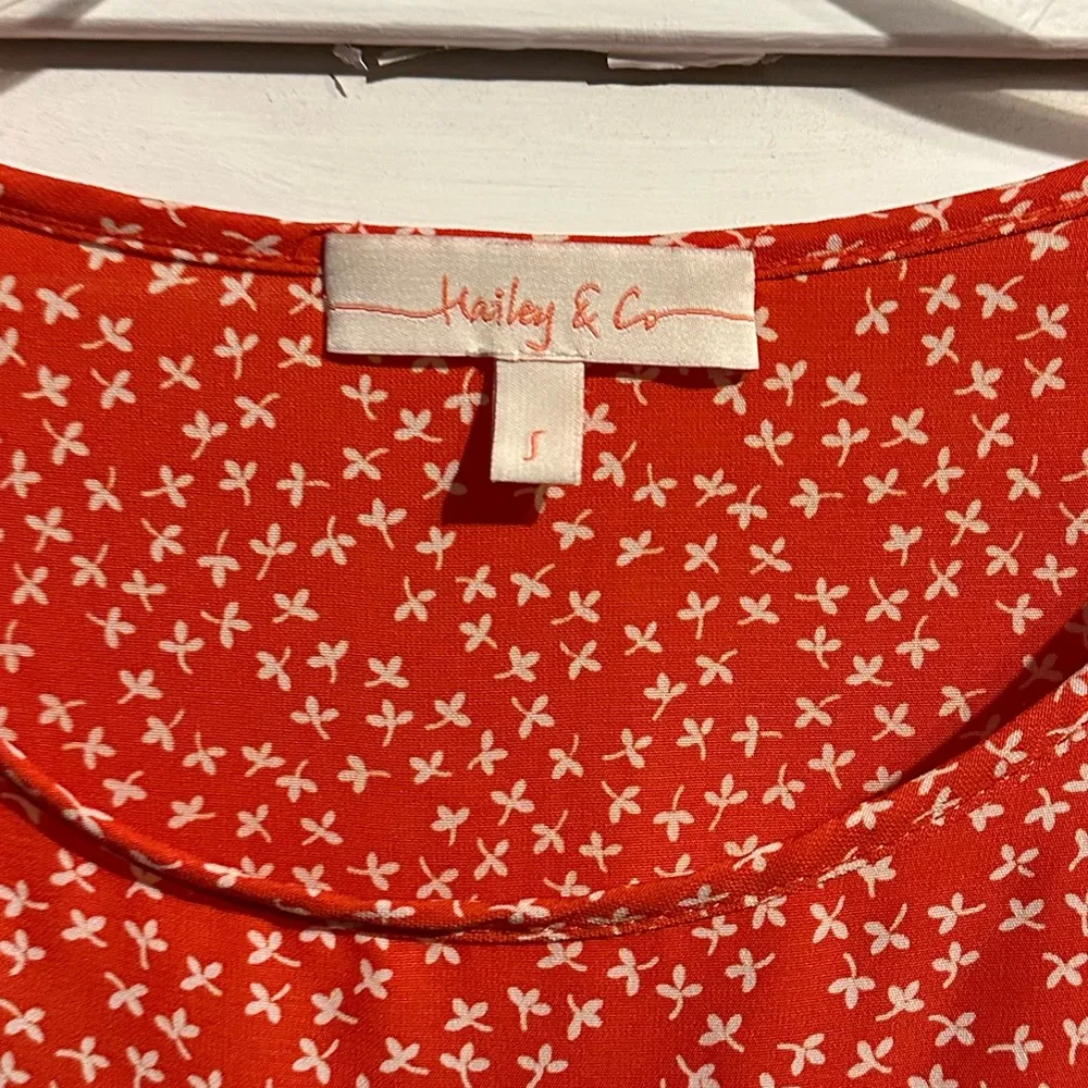 Hailey & Co Small oversized blouse. Floral and ruffles. Rust/burnt orange color - Image 2