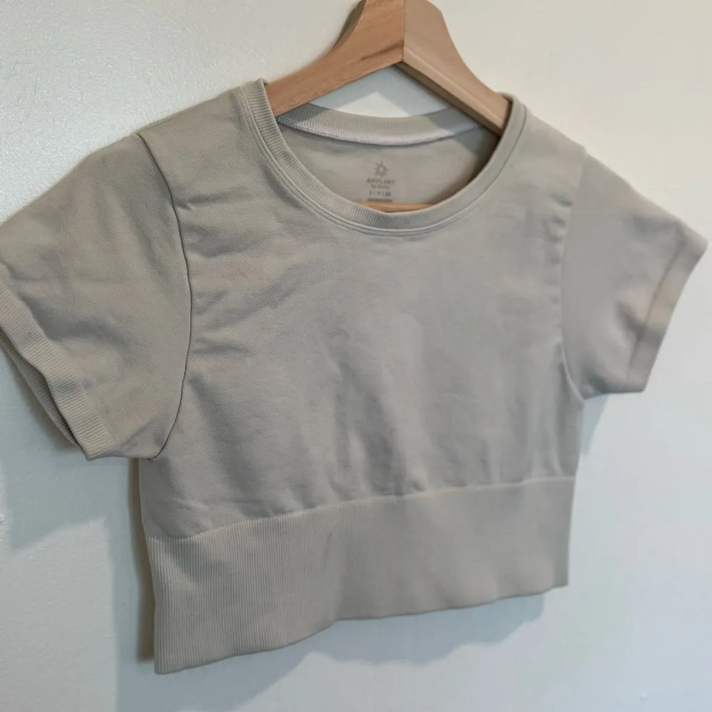 OFFLINE By Aerie Sidewalk Seamless Cream Cropped Work Out T-Shirt Size Small - Image 4