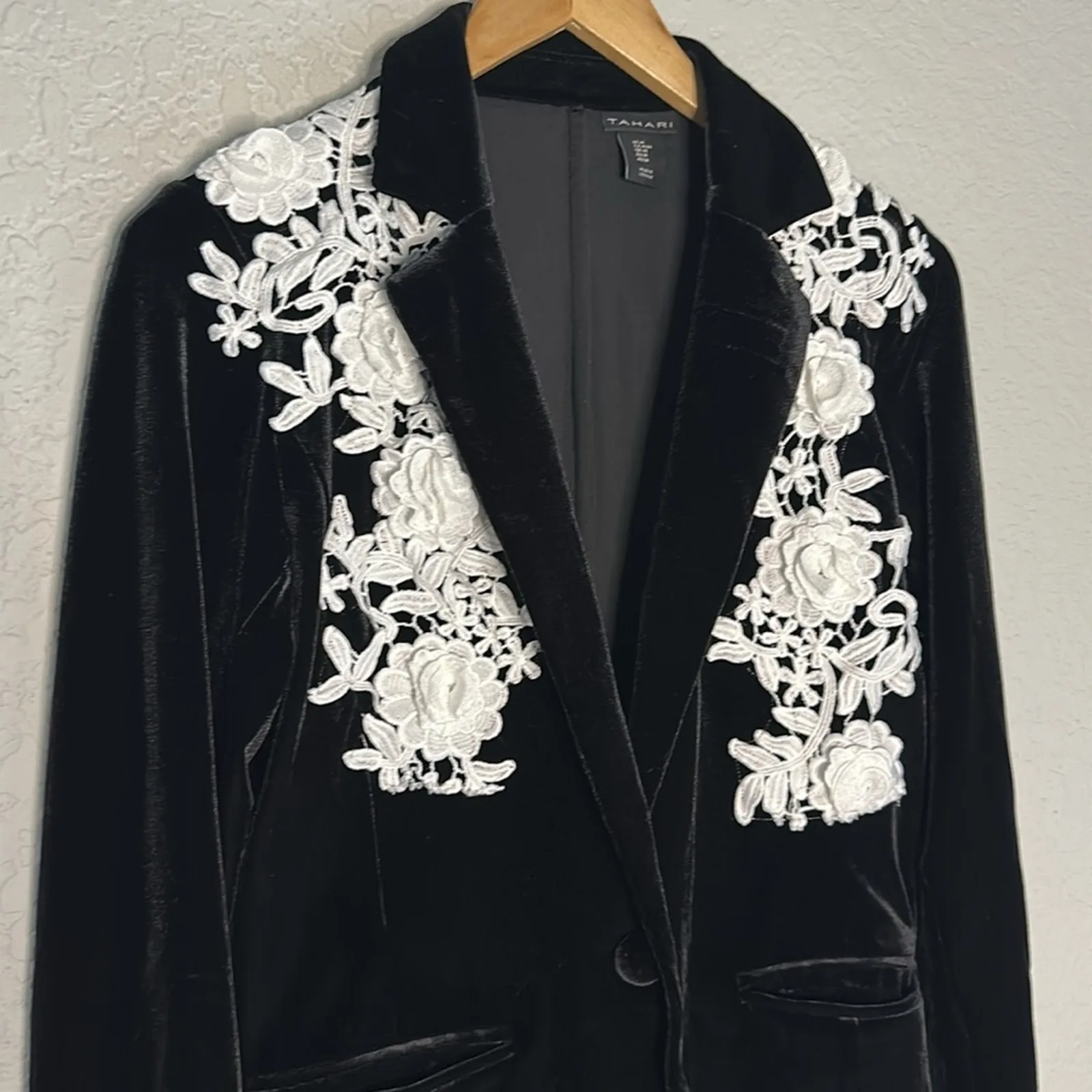 Tahari Black Velvet Blazer Floral Appliqué 3D Pockets Country Romantic Glam - Image 2
