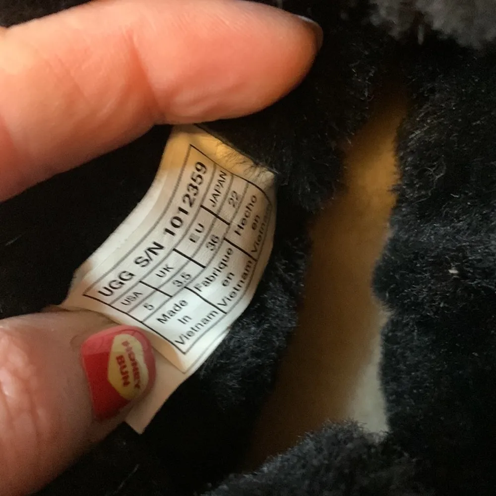 UGG NWOT Black Tie Up Booties Size 5 Never Worn - Image 8