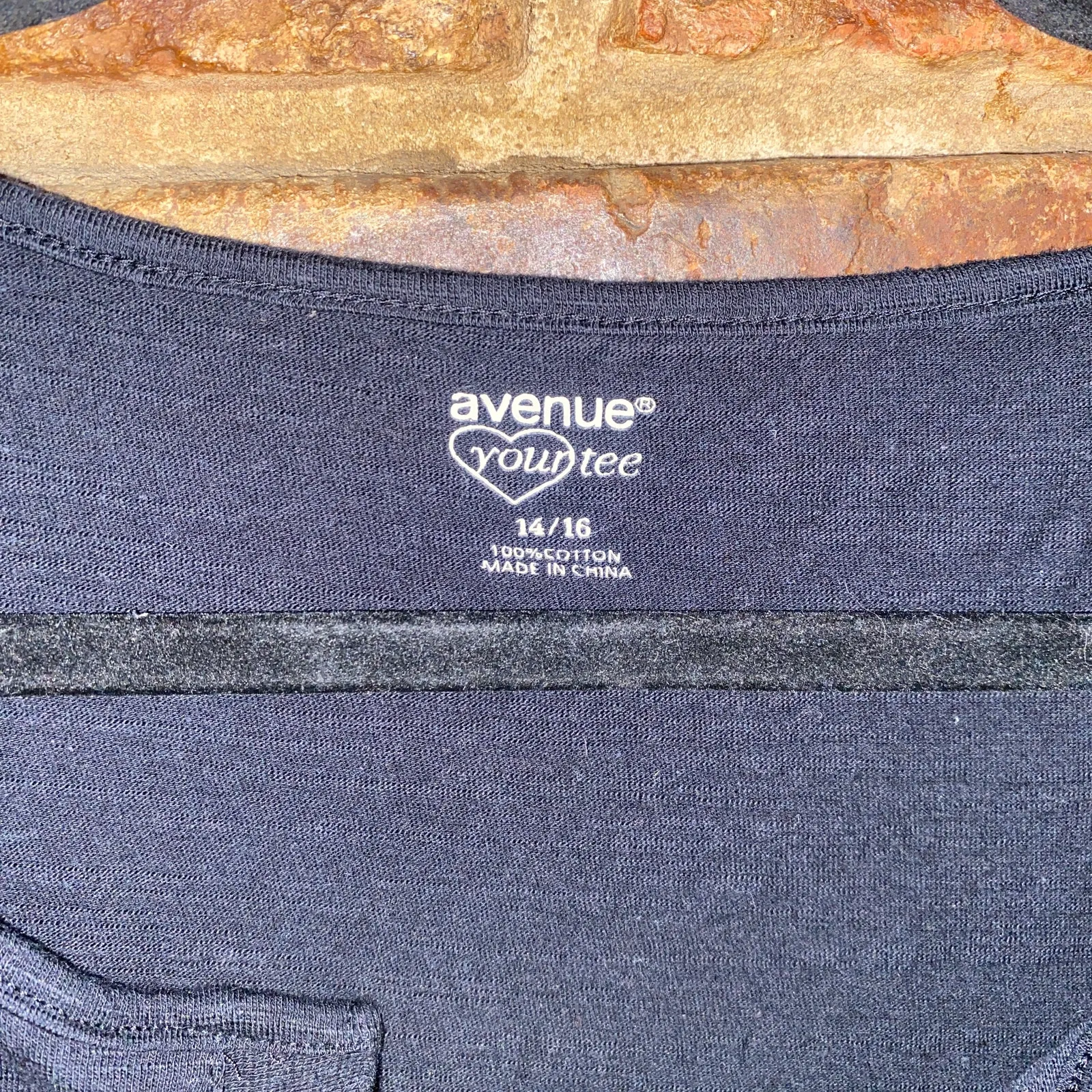 Avenue Black Short Sleeve V-Neck Pocket T-Shirt Women's Size 14/16 - Image 2