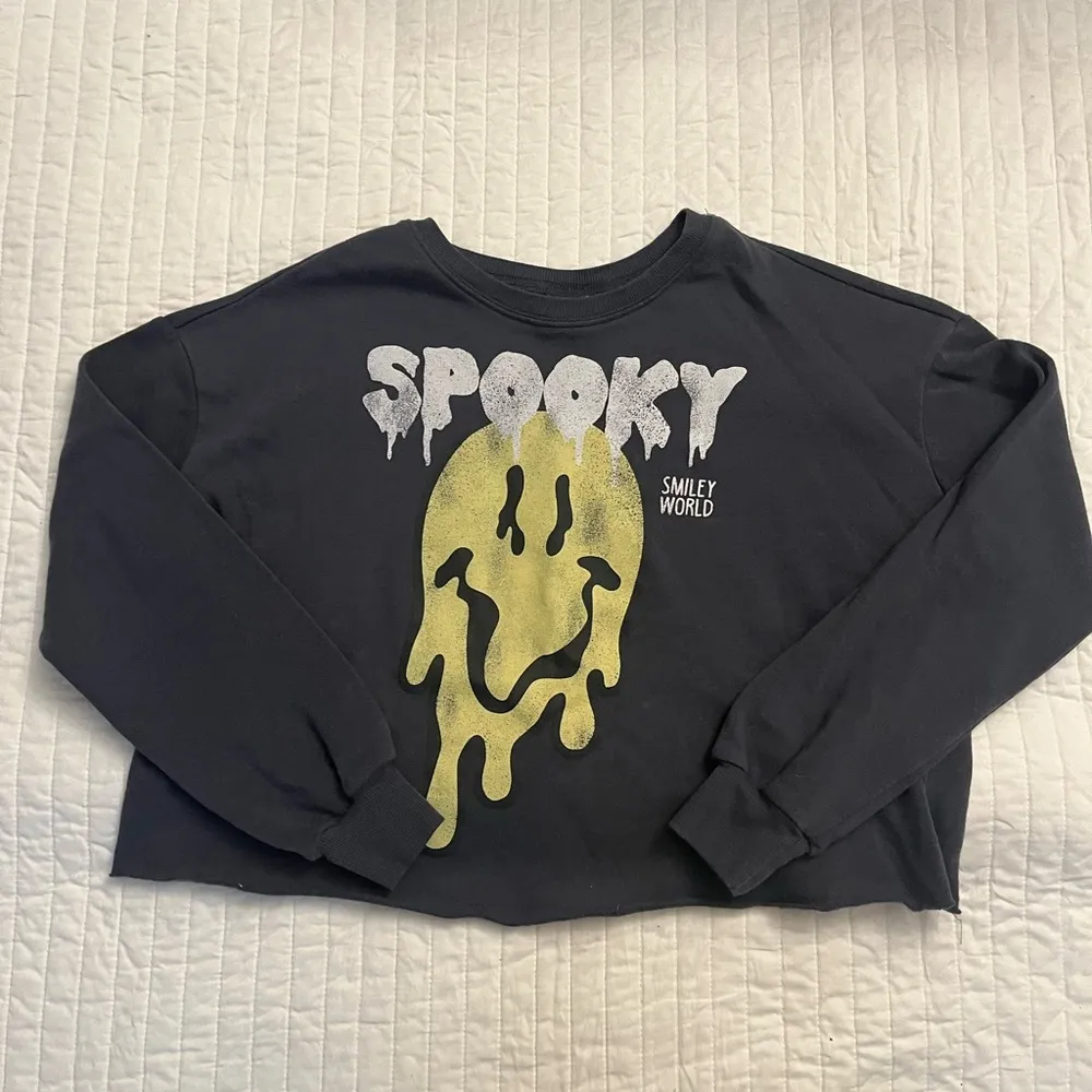 Smiley world spooky pullover NWOT Gray - Image 2